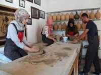 Üniversite öğrencileri geleneksel yöntemle çömlek yapımını öğreniyor