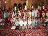 Namaz eğitimi alan çocuklar camide buluştu