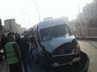 Öğrenci servisi ile yolcu minibüsü çarpıştı: 6 yaralı