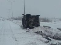 Yoğun kar yağışı karayolunda ulaşımı aksatıyor