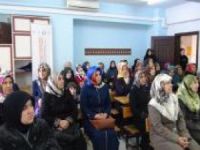 Köyde yaşayan kadınlara hakları hakkında eğitim veriliyor