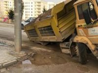 Nusaybin'de yol çöktü: 2 araç çukura düştü