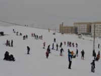 Tatili fırsat bilen Bitlisliler kayak merkezlerine akın etti