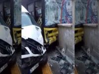 Diyarbakır'da otobüs ile servis minibüsü çarpıştı: 13 yaralı