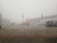 Yoğun sis uçak seferlerini engelledi