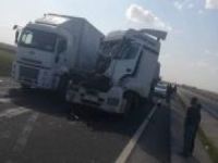 Mardin'in Nusaybin ilçesinde iki TIR'ın çarpıştığı trafik kazası meydana geldi.
