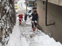 Bitlis'te temizlik işçilerinin kış mesaisi