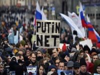 Rusya'da internete uygulanan kısıtlamalar protesto edildi