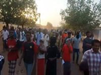 Sudan'da göstericiler ordu merkezine yöneldi