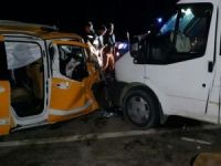 Minibüs ile ticari taksi çarpıştı: 8 yaralı