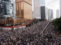 Tasarı çekilmesine rağmen Hong Konglu göstericiler alanlardan çekilmedi