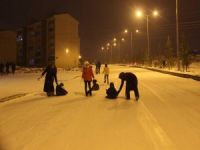 Diyarbakır'da çocuklar 4 yıl aradan sonra yağan karın keyfini çıkardı