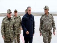 Milli Savunma Bakanı Hulusi Akar ve kuvvet komutanları Suriye sınırına gitti