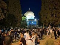 Binlerce Filistinli sabah namazını Mescid-i Aksa'da kıldı