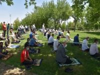 ​Nevruz Park’ta sosyal mesafeli Cuma namazı heyecanı