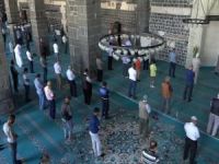 Diyarbakırlılar aylar sonra camide cemaatle vakit namazı kılmanın sevincini yaşadı