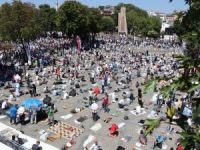 Türkiye ve dünyadan binlerce kişi Ayasofya’da cuma namazı kılmak için İstanbul’da