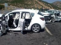 Otomobiller kafa kafaya çarpıştı: 2 ölü 5 yaralı