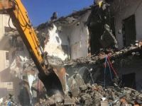Van'da kaçak ve ağır hasarlı yapılar yıkılıyor