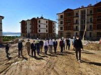 Malatya Valisi Baruş, Kale ve Battalgazi ilçelerinde yapılan deprem konutlarını inceledi