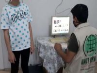 Mardin Umut Kervanı, uzaktan eğitimi takip edemeyen öğrenciye bilgisayar hediye etti
