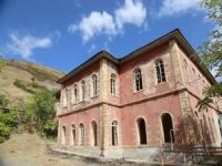 Maden'in 258 yıllık tarihi yapıları yok olmaya terk edilmiş
