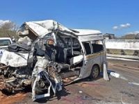 Güney Afrika'da minibüs kamyonla çarpıştı: 13 ölü
