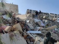 İzmir'deki depremde bir binanın yıkılma anı kameralara yansıdı
