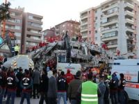 İzmir'deki depremde yıkılan binalarda arama-kurtarma çalışmaları devam ediyor