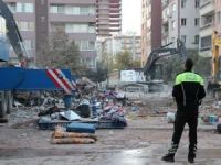 İzmir’de yıkılan Rıza Bey Apartmanı’nda çalışmalarda sona gelindi