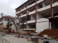Depremde ağır hasar gören Pütürge Belediye binası yıktırıldı