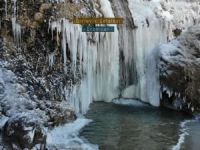Buz tutan Girlevik Şelalesi'nde kartpostalık manzara oluştu
