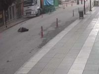 Depreme yakalanan adamın aşağıya atlama anı güvenlik kamerasına yansıdı