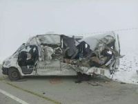 Hakkâri'de tır ile yolcu minibüsü çarpışmasında 4 kişi hayatını kaybetti