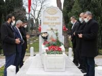 ​HÜDA PAR İstanbul İl Başkanlığı Mehmet Akif Ersoy'u mezarı başında dualarla andı