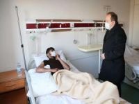 Şırnak Valisi Pehlivan göçükten kurtarılan işçileri hastanede ziyaret etti