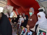 AK Parti Kadın Kolları Genel Başkanı evlat nöbeti tutan aileleri ziyaret etti