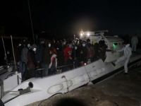 Tekneleri arızalanan düzensiz göçmenler kurtarıldı