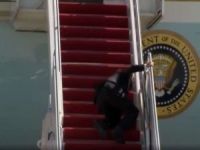 Joe Biden uçağa binerken merdivenlerde düştü