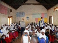 Uganda'da sıra eksiği bulunan okulun imdadına Umut Kervanı yetişti