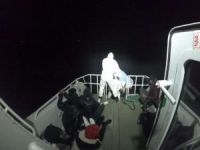 Tekneleri su alan düzensiz göçmenler kurtarıldı