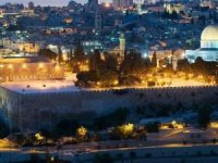Filistinliler sabah namazı için Mescid-i Aksa'ya akın etti
