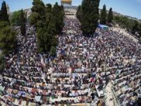 Ramazan ayının son cuma namazı için 70 bin Filistinli Mescid-i Aksa'da saf tuttu