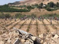 Sınırı geçen Ürdünlüleri Filistinliler kucaklayarak karşıladı