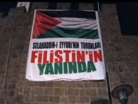 Filistin'e destek için Diyarbakır surlarına dev pankart asıldı