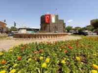 Diyarbakır Surlarına Türkiye ve Filistin bayrakları asıldı