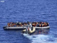 Tunus açıklarında mahsur kalan 100 göçmen kurtarıldı