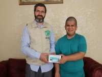 Telefon almak için biriktirdiği parayı Filistin'e bağışlayan engelli gence telefon hediye edildi