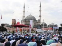 Taksim Camii'nde Cuma namazı kılan vatandaşlar: Bir hayal daha gerçek oldu
