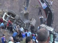 İş Makinesi 500 metre yüksekliğindeki uçurumdan yuvarlandı: Bir ölü